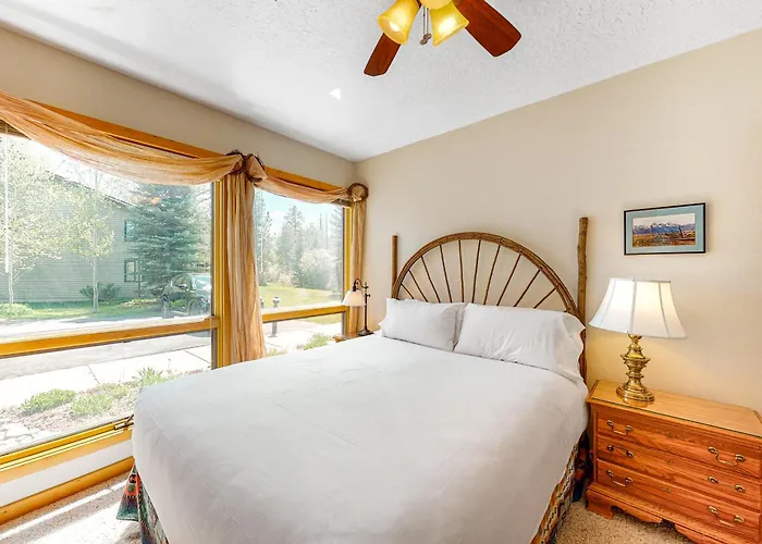 4412 Mackinaw Apartment