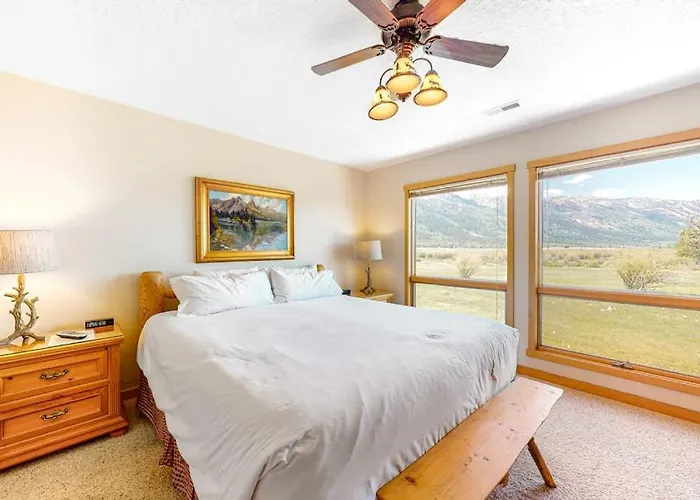 4412 Mackinaw Apartment